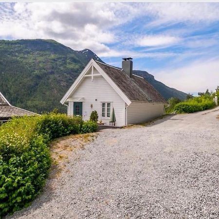 Nydelig Lite Hus Med Egen Vedfyrt Baksteovn. Villa Kaupanger Eksteriør billede