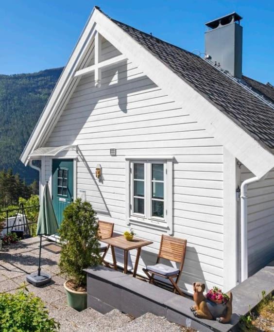 Nydelig Lite Hus Med Egen Vedfyrt Baksteovn. Villa Kaupanger Eksteriør billede