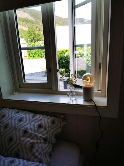 Nydelig Lite Hus Med Egen Vedfyrt Baksteovn. Villa Kaupanger Eksteriør billede